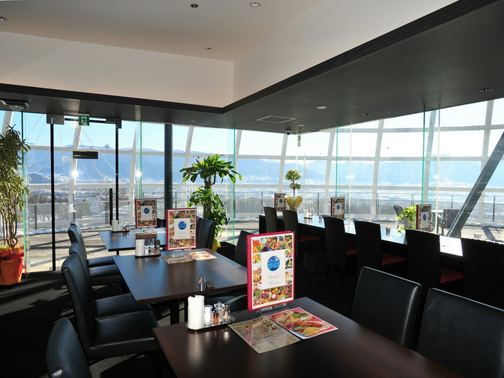 眺望抜群。天空のレストランで仲間が集まるパーティーを