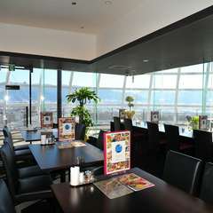 眺望抜群。天空のレストランで仲間が集まるパーティーを