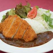 柔らかジューシーなポークカツ定番のボリュームたっぷりカレー
