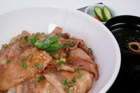 味噌汁、漬物付