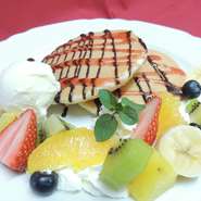 旬のフルーツ盛りだくさん。ボリュームもたっぷりなパンケーキです。