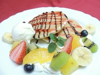 旬のフルーツ盛りだくさん。ボリュームもたっぷりなパンケーキです。