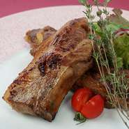 山梨県産はちみつ等を使用した特製たれに漬け込んでじっくりと焼いた一品です。