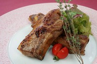 山梨県産はちみつ等を使用した特製たれに漬け込んでじっくりと焼いた一品です。