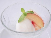 山梨産の果物を中心に、季節の果物がたっぷり添えられたクレープ。一口食べればフレッシュで甘酸っぱい香りがお口の中いっぱいに広がる、フルーツ王国山梨ならではのスイーツです（平日限定）。