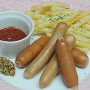 人気のジューシーなソーセージとポテトの盛り合わせです。