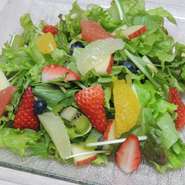 季節の野菜とフルーツがたっぷり！　特製ドレッシングでどうぞ。