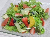 季節の野菜とフルーツがたっぷり！　特製ドレッシングでどうぞ。