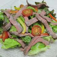 手仕込みのローストビーフを使用したサラダです。