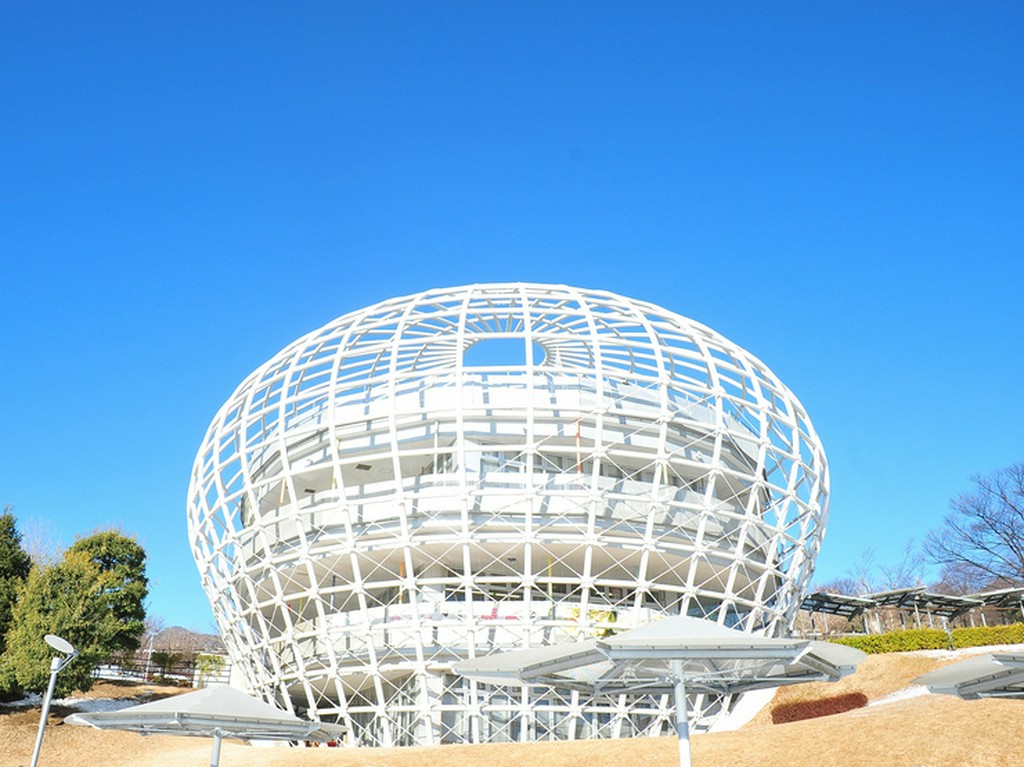 大きな鳥かごのようなドーム状の外観