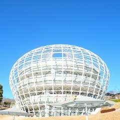 大きな鳥かごのようなドーム状の外観