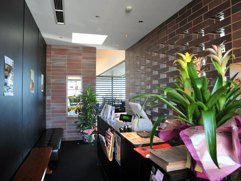 落ち着いた雰囲気のエントランス