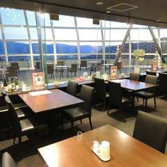 どのテーブルからも抜群の眺めの店内