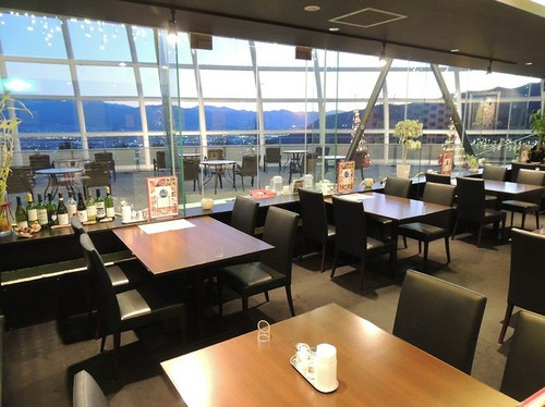 どのテーブルからも抜群の眺めの店内