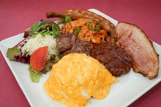 甲州富士桜ポーク、富士山麓牛、信玄鶏など地元食材を使用