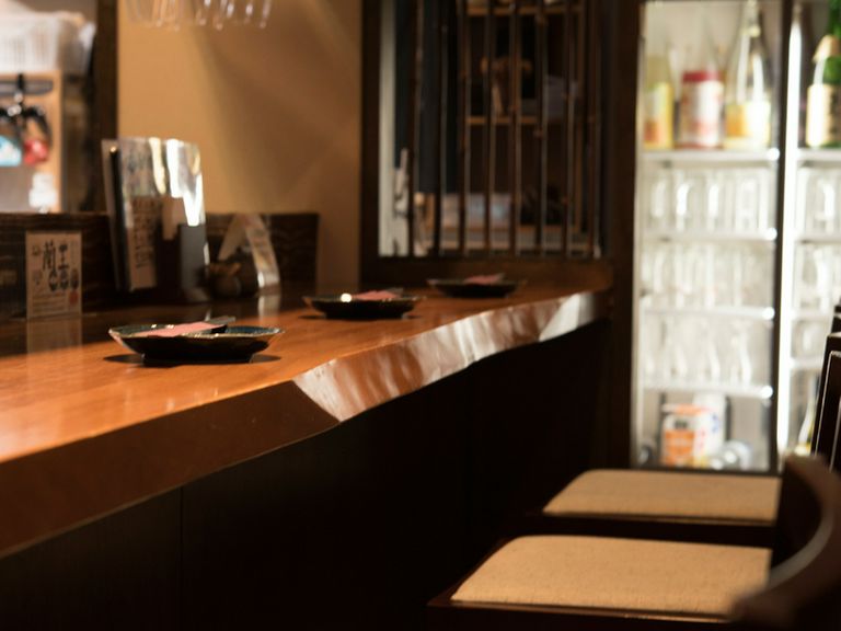 カウンター席で、料理とお酒を愉しむ大人の夜