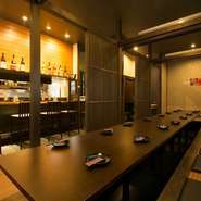 ロールスクリーンを下せば半個室になる座敷は、開放すれば最大28名まで収容できます。大勢でにぎやかに盛り上がりたい宴会にぴったり。仲間内での飲み会には、周りに気兼ねすることなく過ごせる個室がおすすめです。