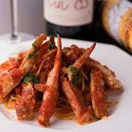 渡り蟹の旨みを活かしたトマトソースに、ほどよい弾力のパスタが絡み、極上の美味しさが広がります。風味豊かなパスタには、オーガニックワインを注文してはいかが。至高のマリアージュは、大人の女子会にぴったり。