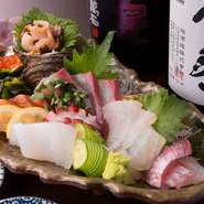 毎日、旬の魚を中心とした鮮魚を仕入れ。彩りも美しく、新鮮な魚を盛り合わせた『新鮮！　本日のお刺身盛』は、キレのある日本酒との相性も抜群です。季節や日により内容が替わるのも、楽しみの一つ。