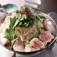 プリプリの国産和牛モツと、鶏ガラベースのさっぱり出汁の一品。寒い季節はもちろん、1年を通して楽しめる人気の鍋メニューです。単品でのご注文のほか、2時間飲み放題付きのコースでもお召し上がりいただけます。