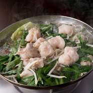 国産のモツを大きめにカットしているので、ぷりっとした独特な歯ごたえを楽しんでいただけます。スープは、鶏ガラを入れてあっさりと仕上げた醤油ベース。モヤシ、キャベツ、ニラなど、たっぷりの野菜と共にどうぞ。