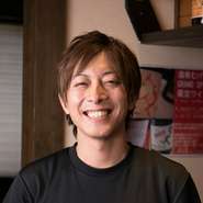 美味しい料理とお酒を味わい、幸せな気持ちでお帰りいただく。そのために、居心地の良い空間づくりを心掛けています。ホールに立ち、料理に合ったお酒をおすすめ。ご要望がございましたら、気軽にお声がけください。