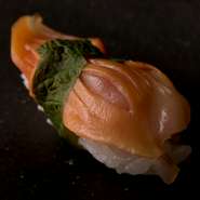 北海道や青森から天然の上質な『赤貝』を仕入れているので、味の濃い大きなサイズのものが味わえます。