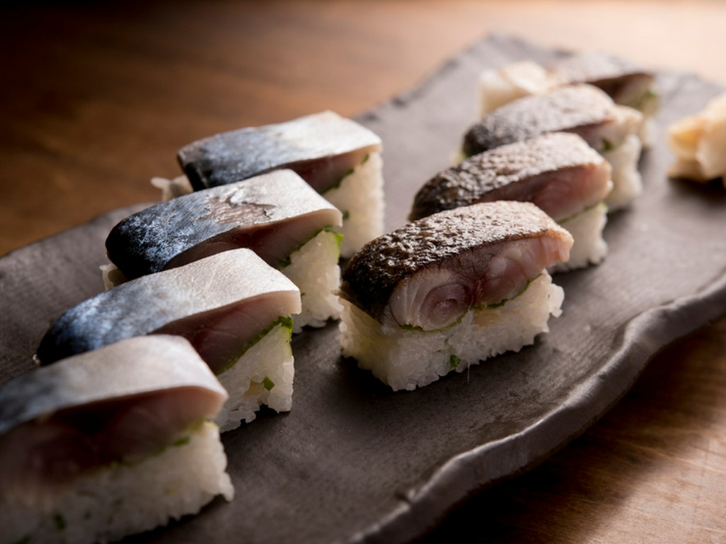 レアな食感を残して仕上げた自家製の『赤石名物 バッテラ』