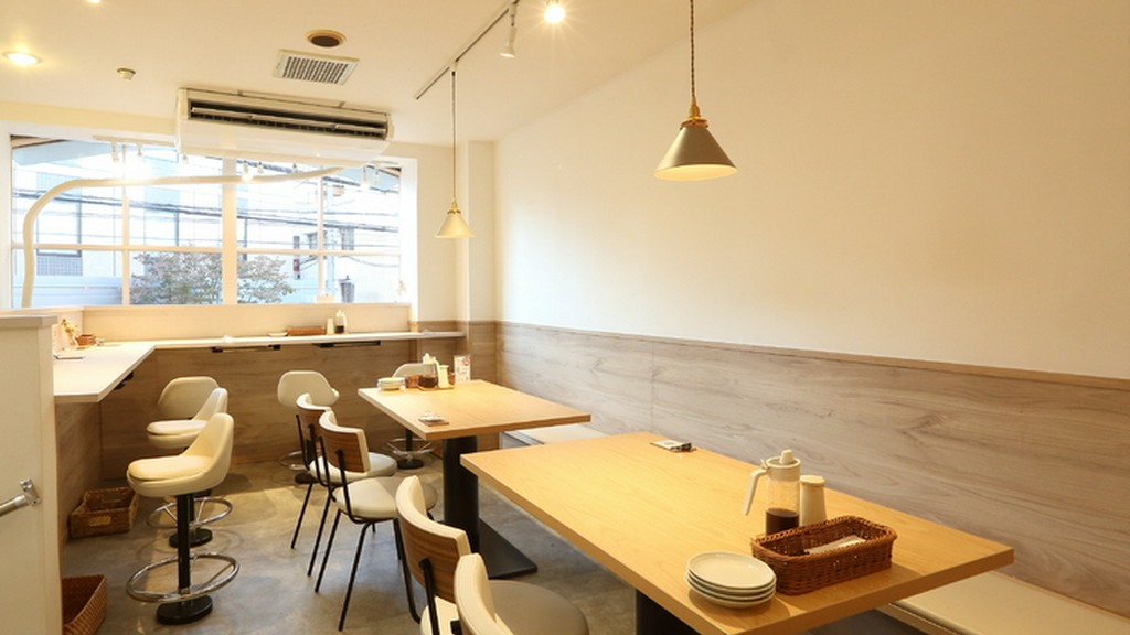ゆったりと食事ができ、デートにもぴったりの2階フロア