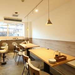 ゆったりと食事ができ、デートにもぴったりの2階フロア