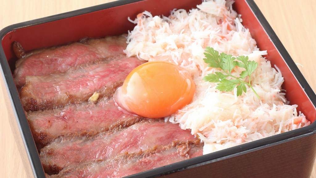 箸を持つ手がとまらなくなる『黒毛和牛サーロインステーキと紅ズワイガニのKANIKUJYU』