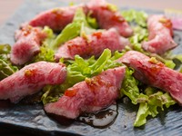 野菜もたっぷりでヘルシーな『黒毛和牛ローストビーフネギトロ巻き』
