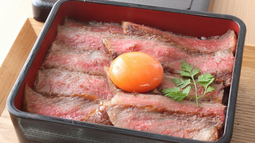 蓋を開けたときの高揚感とステーキの存在感に圧倒『黒毛和牛サーロインステーキのお重』