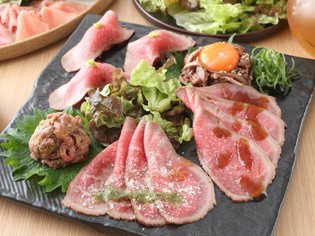 視覚でも味覚でも楽しめる『黒毛和牛ローストビーフ盛り合わせ』