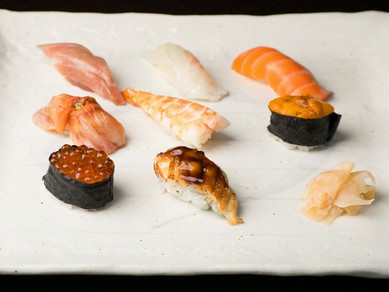 その日仕入れたネタの味を知り尽くせる一品『特上寿司』
