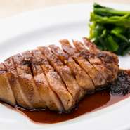 フルーツをふんだんに使用した自家製のタレで焼きあげる豚のステーキ。その想像を超える柔らかさに驚かせること間違いなし。おもわずご飯がすすみます。