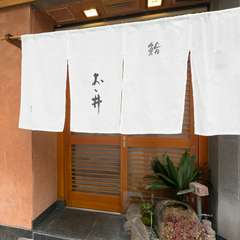 鮨を肴にひとりで酒を愉しみお腹を満たす、至福のひととき