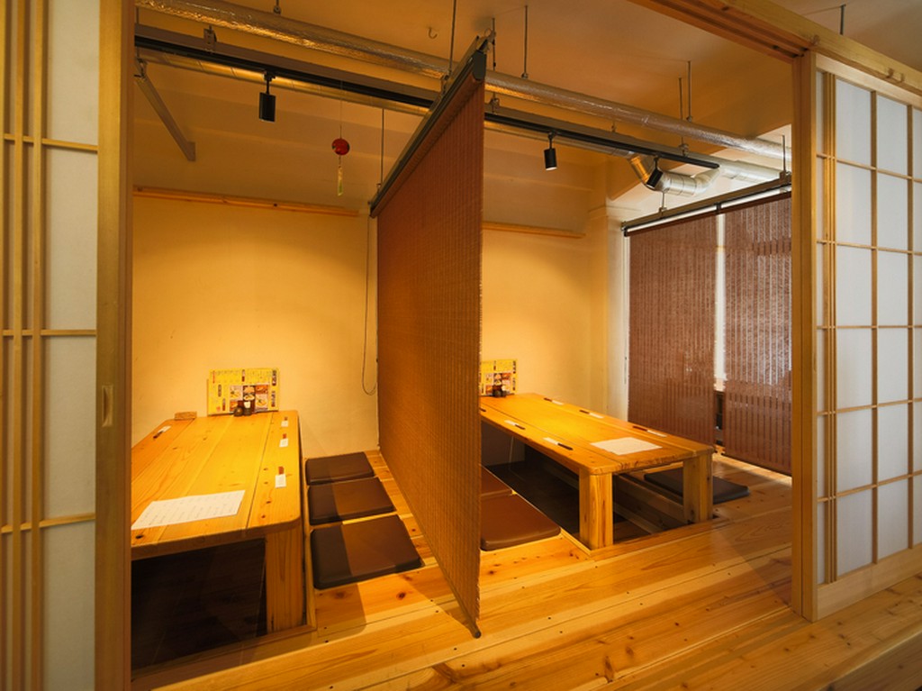 人数に合わせて利用可能。掘りごたつのある2階のフロア