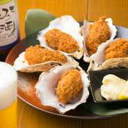 生食用のかきを揚げた贅沢な逸品です。臭みがなく、ジューシーで、サクッとした食感。日本有数のかきメーカー〔クニヒロ株式会社〕が母体なので、鮮度が良く、大振りのかきをいただけます。