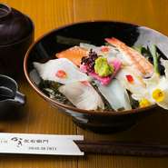 瀬戸内海で水揚げされた白身魚が中心。新鮮ならではのプリプリ感がたまりません。写真は鯛、カンパチ、シマアジを使用。ご飯は、白飯か酢飯を選べます。