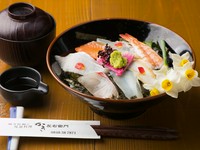 瀬戸内海で水揚げされた白身魚が中心。新鮮ならではのプリプリ感がたまりません。写真は鯛、カンパチ、シマアジを使用。ご飯は、白飯か酢飯を選べます。