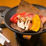 広島産の牛肉を使用。朴葉味噌のベースに使われている味噌も地元・広島産です。柔らかく、とろけるようなお肉に味噌がほどよく絡まって、絶妙なハーモニーを奏でます。