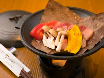 口中でとろけるほどの柔らかさ『牛肉朴葉味噌陶板焼き』