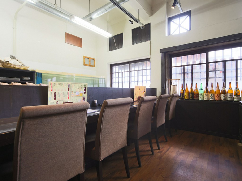 お1人様やデートに。モダンなカウンター席