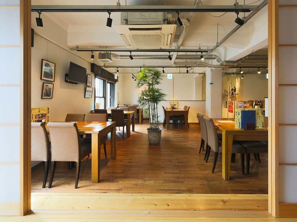 明るく、開放的なダイニングで楽しいひとときを