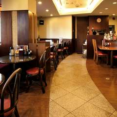 カウンター席は、一人で入っても落ち着けるスペース