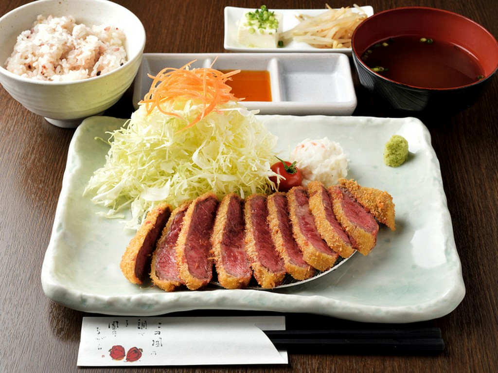 渥美半島で育った「あつみ牛」使用。赤身肉でも柔らかでジューシーな『国産牛かつ（ランプ）膳』