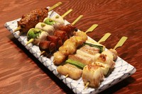 シャキシャキした鶏肉本来の食感に加え、甘みとコクが強くまろやかな味わいが特徴。手間暇惜しまず毎日手打ちで仕込むお店自慢の串焼きです。