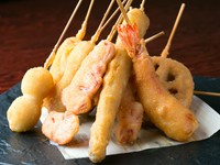 昭和四年、大阪は新世界の一角で生まれた老舗の味が【串もんず】の原点。串揚げを頬張った瞬間サクサクの食感と食材の甘みがジュワッとソースに絡むシンプルでくせになる串揚げは、【串もんず】ならではです。