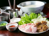 厳選の鶏ガラをじっくり炊くこと6時間。ガラの骨の髄から旨みが溶け出たスープは見事な白濁スープです。鶏の奥深い味わいとコクは、そのスープだけでもずっと味わっていたい美味しさ。注文は2人前からとなります。